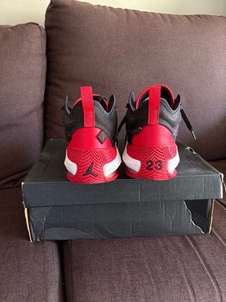 Zapatillas Jordan Negras y Rojas
