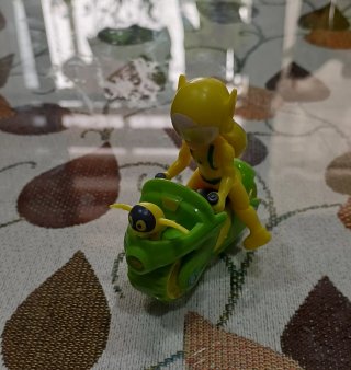 Muñeco amarillo con moto Petronix