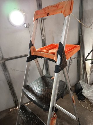 Escalera Wurt con bandeja para herramientas
