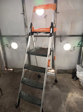 Escalera Wurt con bandeja para herramientas