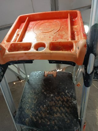 Escalera Wurt con bandeja para herramientas
