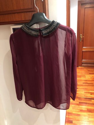Blusa Zara granate cuello pedrería T.S