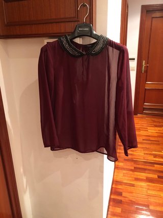 Blusa Zara granate cuello pedrería T.S