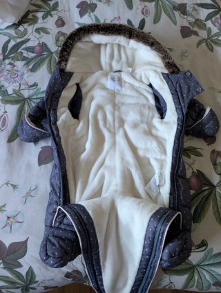 Buzo de bebé para invierno con lunares.