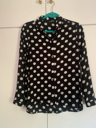 Camisa negra con lunares blancos