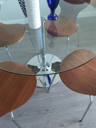 Mesa redonda cristal pata central cromada.