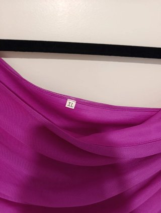 Vestido púrpura de un hombro