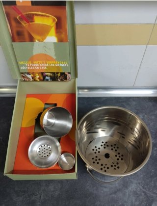 Coctelera y cubiteras.