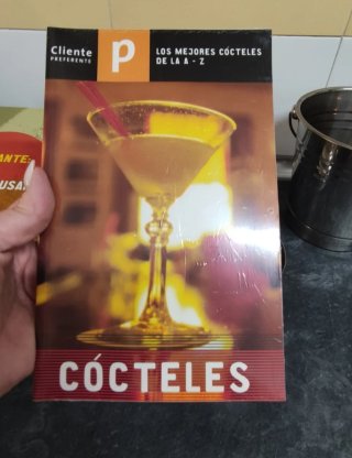 Coctelera y cubiteras.