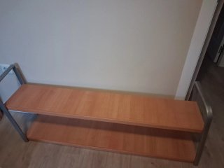 Estantería de madera y metal