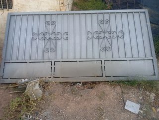 Puerta corredera de hierro con diseño