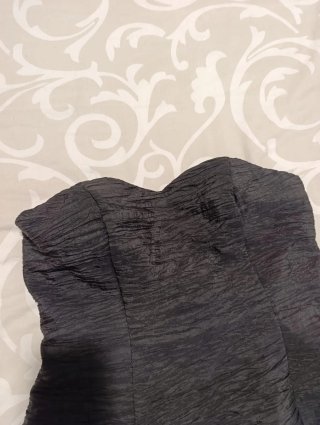 Vestido negro con volantes