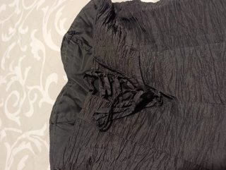 Vestido negro con volantes