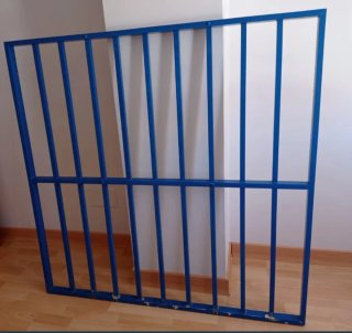 Reja de seguridad azul para ventana