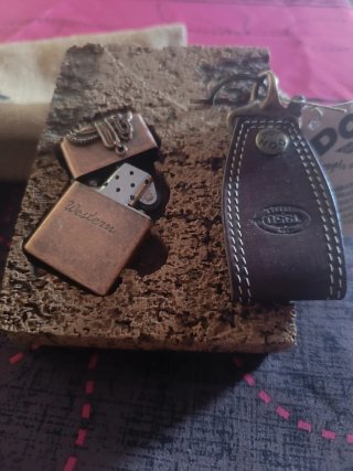 Set Regalo mechero tipo Zippo y Llavero Cuero DON
