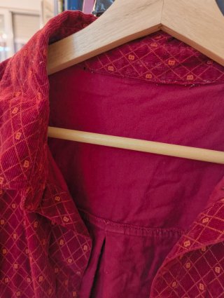 Camisa roja de pana con estampado