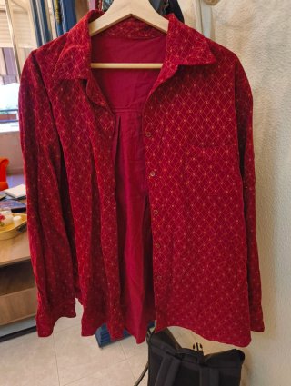 Camisa roja de pana con estampado