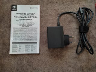 Nintendo Switch Lite + cargador, funda y caja