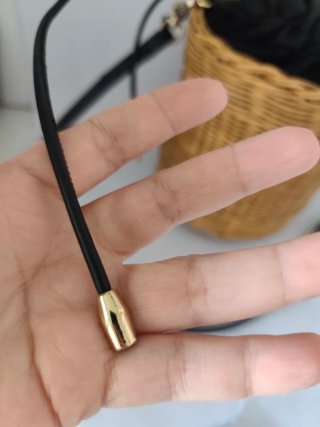 Bolso de mimbre de chica de Zara.