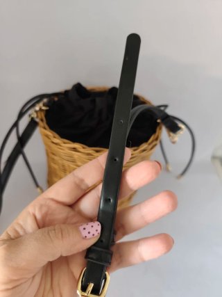 Bolso de mimbre de chica de Zara.