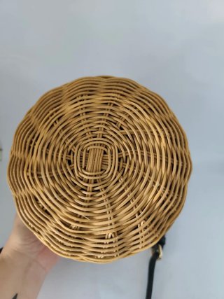 Bolso de mimbre de chica de Zara.