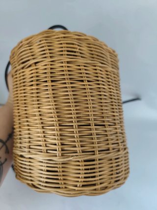 Bolso de mimbre de chica de Zara.