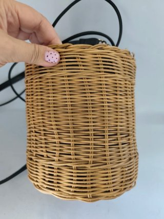 Bolso de mimbre de chica de Zara.