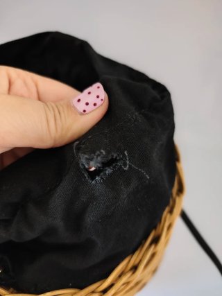 Bolso de mimbre de chica de Zara.