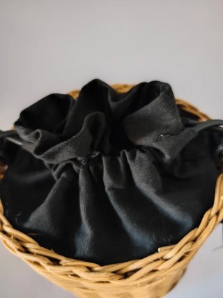 Bolso de mimbre de chica de Zara.