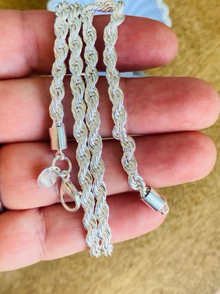 Collar de plata con joyero