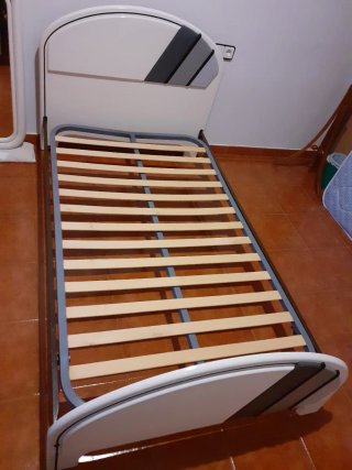 Cama con cabecero y piecero  sin somier de 1,05