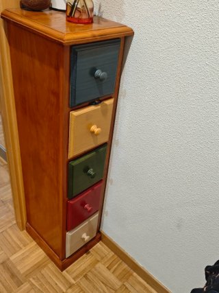 Mueble cajonero de madera multicolor