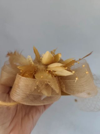 Tocado de fiesta de chica nuevo.