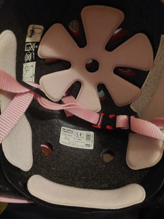 Casco infantil rosa con diseño de hada