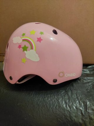 Casco infantil rosa con diseño de hada