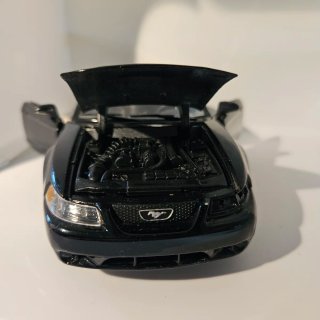Maisto Ford Mustang Cobra 1999 1:24