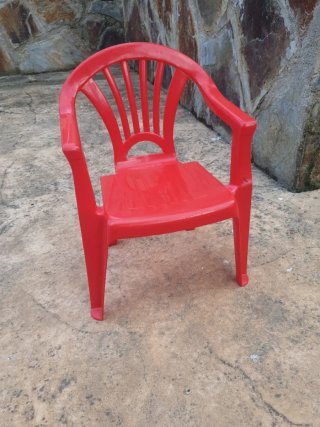 Silla infantil roja de plástico