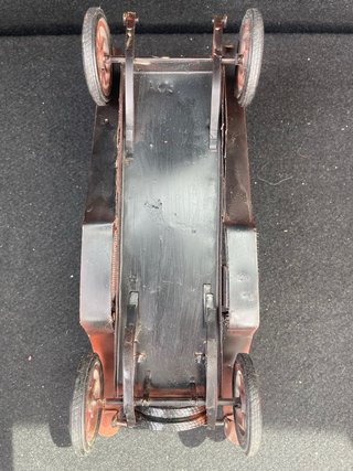 Modellino auto d'epoca rossa