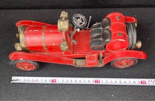 Modellino auto d'epoca rossa