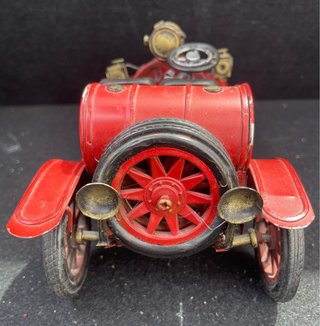 Modellino auto d'epoca rossa