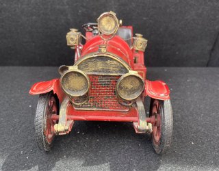 Modellino auto d'epoca rossa