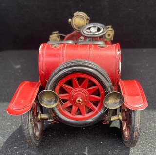 Modellino auto d'epoca rossa