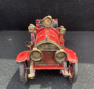 Modellino auto d'epoca rossa