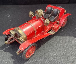 Modellino auto d'epoca rossa