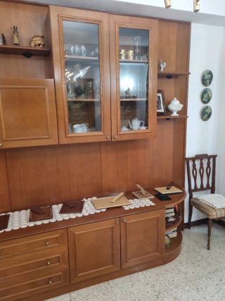 Mueble de salón de madera y cristal