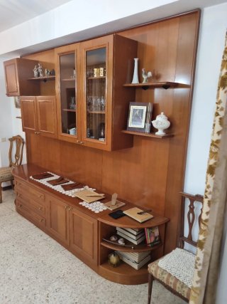Mueble de salón de madera y cristal