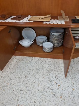 Mueble de salón de madera y cristal