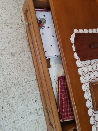 Mueble de salón de madera y cristal