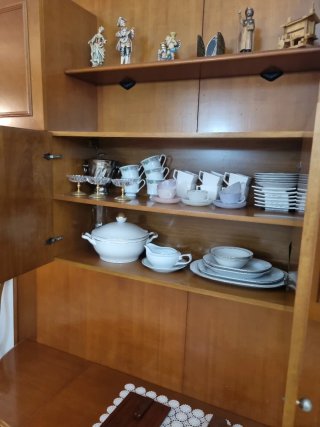 Mueble de salón de madera y cristal