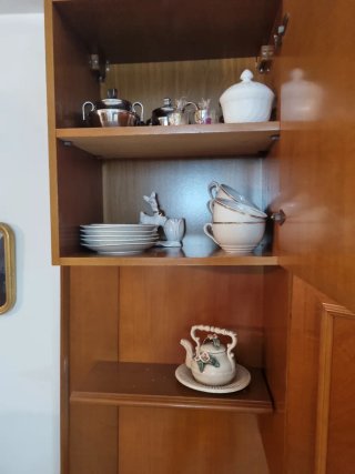 Mueble de salón de madera y cristal
